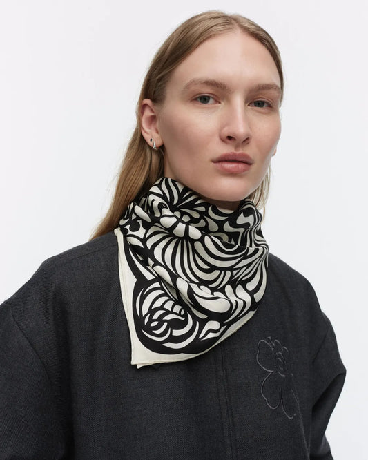 Marimekko Lauhtua Sunnuntai Scarf off white/black