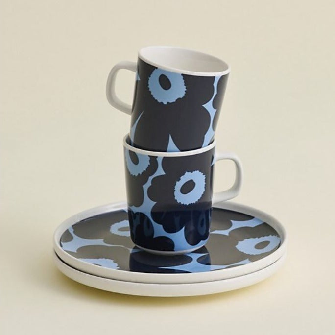 This Unikko breakfast set includes two Oiva mugs (2 x 2,5dl) and two Oiva plates (2 x 20cm . The dishes are made of white stoneware, which is dishwasher, oven, microwave, and freezer proof. The set is packed in a Marimekko Logo gift box.  Marimekko’s famous poppy pattern Unikko was born in 1964 in a time when the design house’s collections featured mostly abstract prints. Designer Maija Isola wanted to create something interesting from this organic theme and designed an entire range of floral prints.