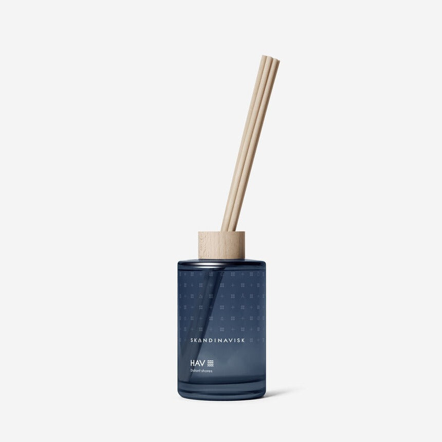 Skandinavisk Scent diffuser HAV 200ml  The new Skandinavisk diffuser collection blends Scandinavian fragrance stories with renewably farmed vegetable oils inside a painted glass vase, with decorative FSC-certified beechwood ring, and eight high-performance reeds for up to 3 months of gentle and responsible room fragrance.