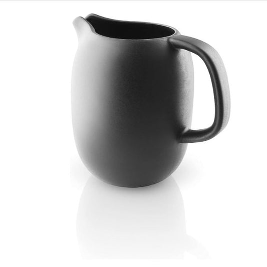 This jug from Eva Solo belongs to the Nordic Kitchen series, which has an elegant Nordic expression. It fits all occasions, and you can serve both dressings and drinks like milk and juice. The jug can be used every day, it is made of durable stoneware that is both dishwasher, microwave, freezer and oven safe. 