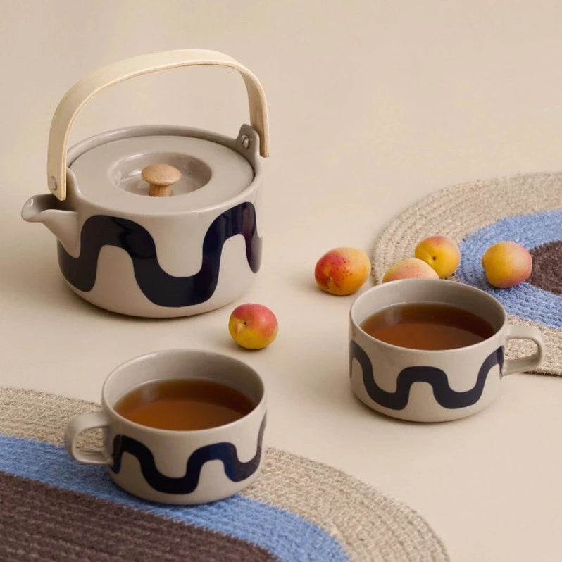 The Oiva teapot is made of brown stoneware and it features the Seireeni pattern. The teapot has a ceramic strainer and a wooden handle and peg on the lid. We recommend washing the teapot by hand. Marimekko Seireeni Tea Pot